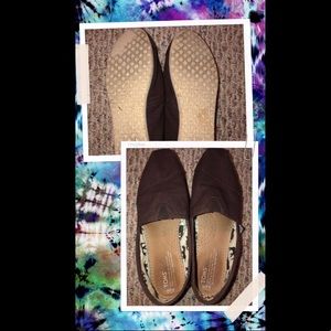 TOMS CLASSIC SLIP ON - brown, lightly worn 7.5